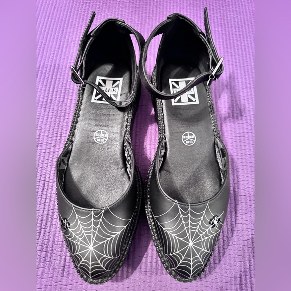 Black Pointed Spiderweb Glow Sandal - Picture 2 of 6